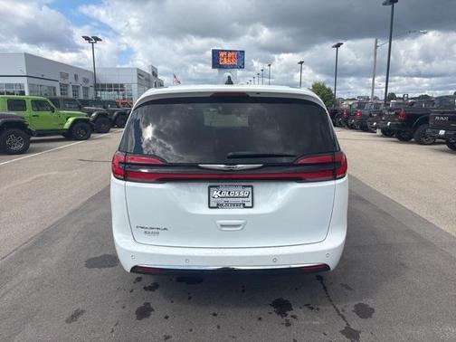 2023 Chrysler Pacifica Touring-L