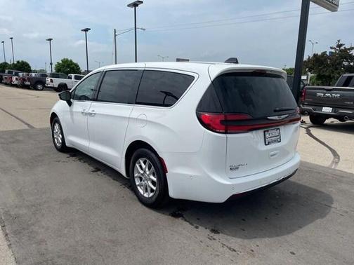 2025 Chrysler Pacifica Select