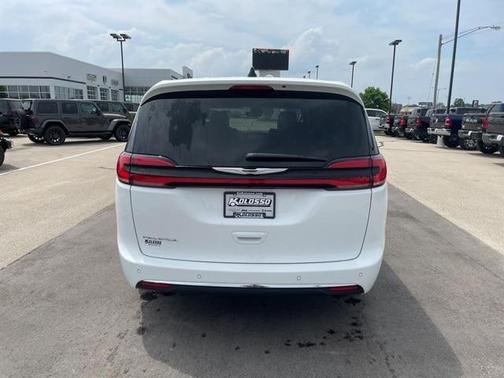 2025 Chrysler Pacifica Select