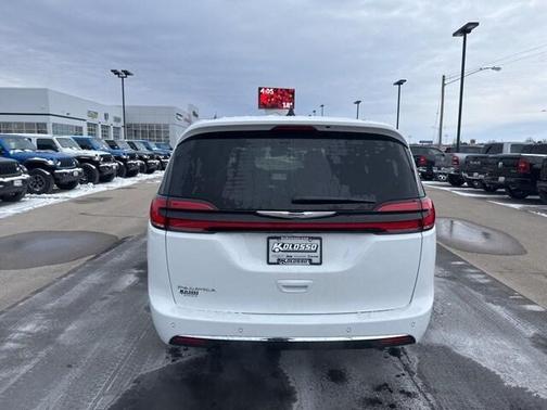 2025 Chrysler Pacifica Select