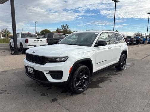 2025 Jeep Grand Cherokee Laredo
