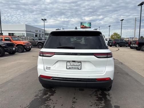 2025 Jeep Grand Cherokee Laredo