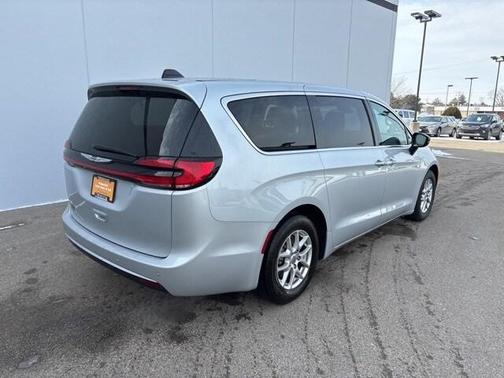 2024 Chrysler Pacifica Touring-L