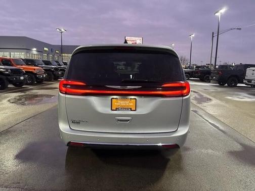 2024 Chrysler Pacifica Touring-L