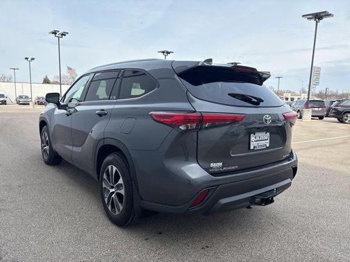 Gray 2022 Toyota Highlander XLE