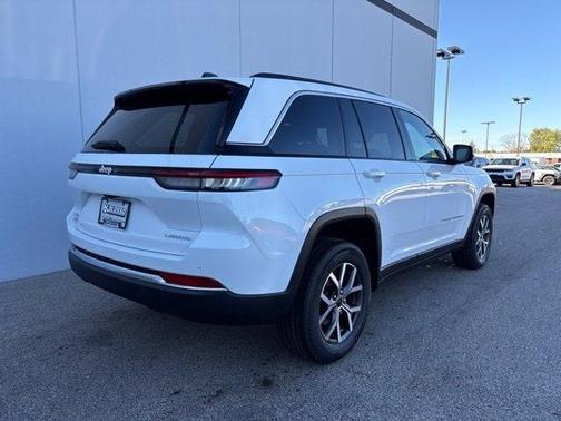 Bright White Clearcoat 2027 Jeep Grand Cherokee Laredo