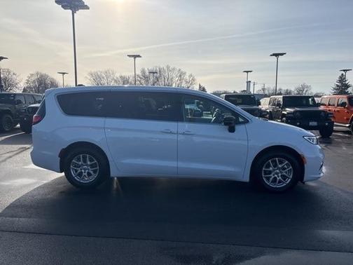 2024 Chrysler Pacifica Touring-L