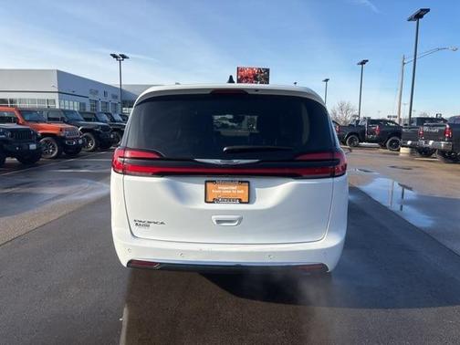 2024 Chrysler Pacifica Touring-L