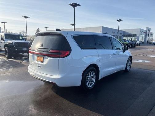 2024 Chrysler Pacifica Touring-L