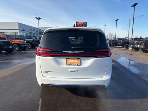 2024 Chrysler Pacifica Touring-L