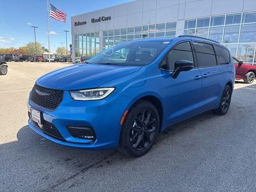 Hydro Blue Pearlcoat 2026 Chrysler Pacifica Select