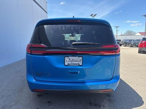 Hydro Blue Pearlcoat 2026 Chrysler Pacifica Select