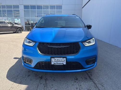 Hydro Blue Pearlcoat 2026 Chrysler Pacifica Select