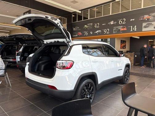 Bright White Clearcoat 2026 Jeep Compass Latitude