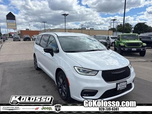2026 Chrysler Pacifica Select