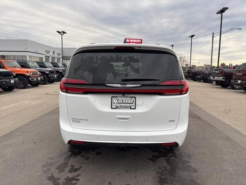 2026 Chrysler Pacifica Pinnacle