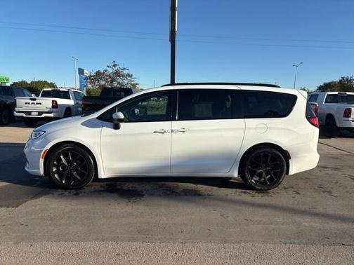 2023 Chrysler Pacifica Touring-L