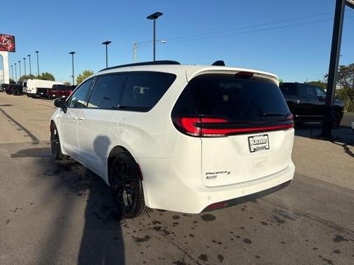 2023 Chrysler Pacifica Touring-L