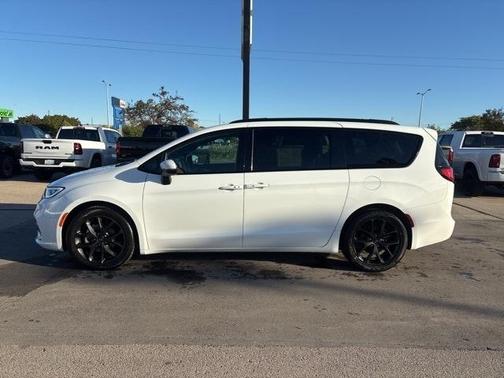 2023 Chrysler Pacifica Touring-L