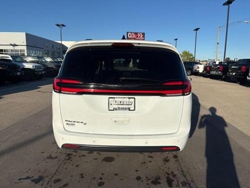 2023 Chrysler Pacifica Touring-L