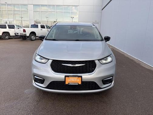 2024 Chrysler Pacifica Touring-L