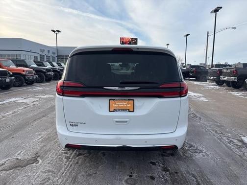 2023 Chrysler Pacifica Touring-L