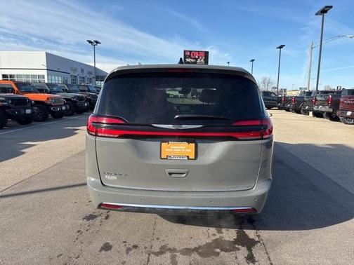 2025 Chrysler Pacifica Select