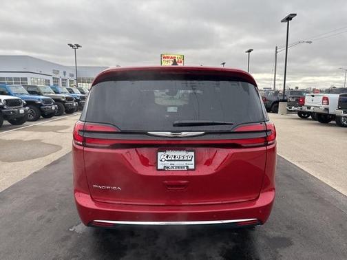 2025 Chrysler Pacifica Select
