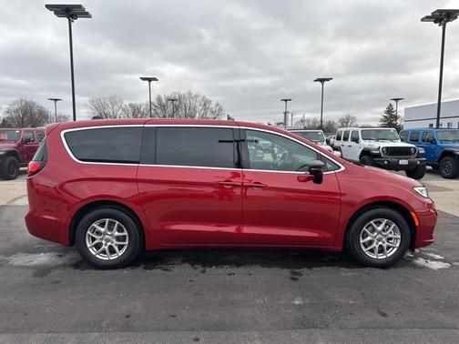 2025 Chrysler Pacifica Select