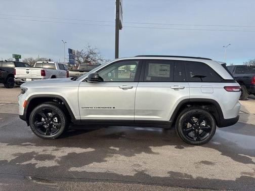 Silver Zynith 2025 Jeep Grand Cherokee Laredo