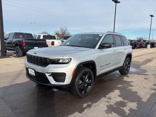 Silver Zynith 2025 Jeep Grand Cherokee Laredo