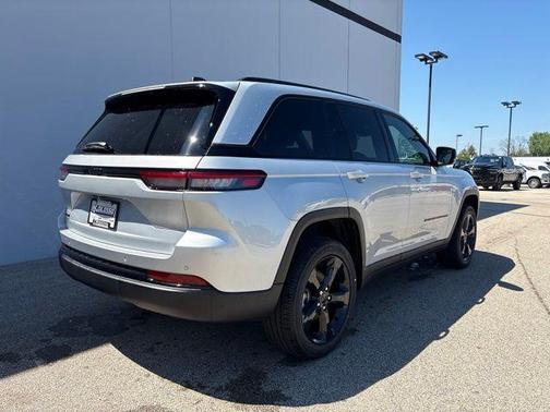 Silver Zynith 2025 Jeep Grand Cherokee Laredo
