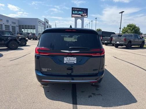 2025 Chrysler Pacifica Select