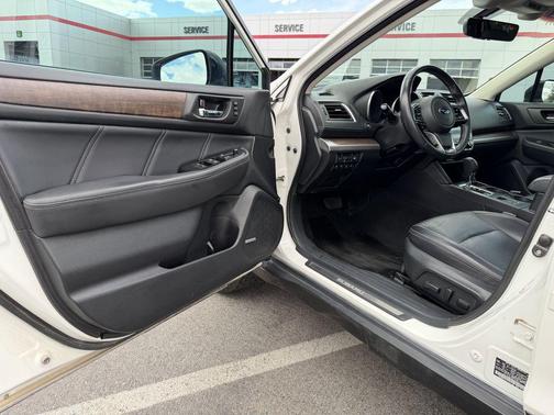 Crystal White Pearl 2018 Subaru Outback 3.6R Limited