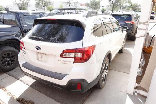 Crystal White Pearl 2018 Subaru Outback 3.6R Limited