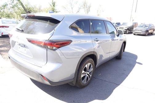 Moon Dust 2024 Toyota Highlander XLE