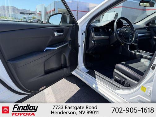 Super White 2017 Toyota Camry SE
