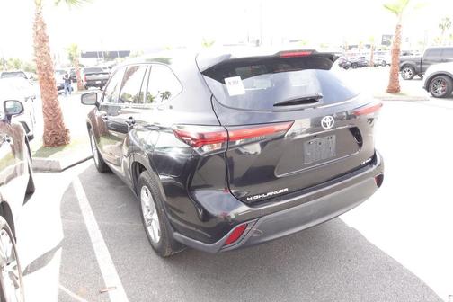 Midnight Black Metallic 2024 Toyota Highlander LE