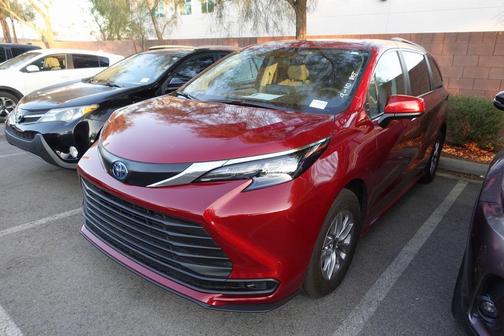 2024 Toyota Sienna LE