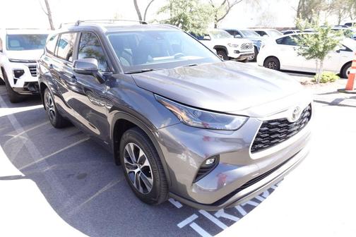 Magnetic Gray Metallic 2025 Toyota Highlander Hybrid XLE