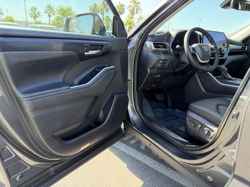 Magnetic Gray Metallic 2025 Toyota Highlander Hybrid XLE