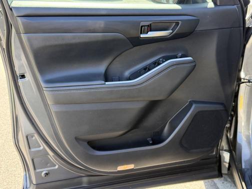 Magnetic Gray Metallic 2025 Toyota Highlander Hybrid XLE