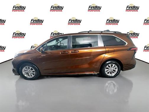 2022 Toyota Sienna LE