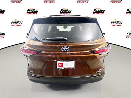 2022 Toyota Sienna LE