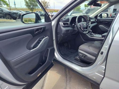 Celestial Silver Metallic 2025 Toyota Highlander LE
