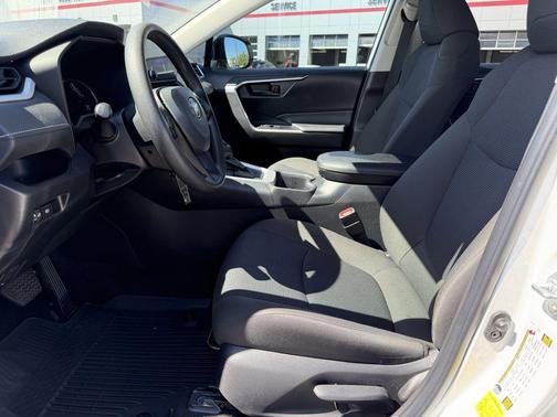 Ice Cap 2024 Toyota RAV4 LE