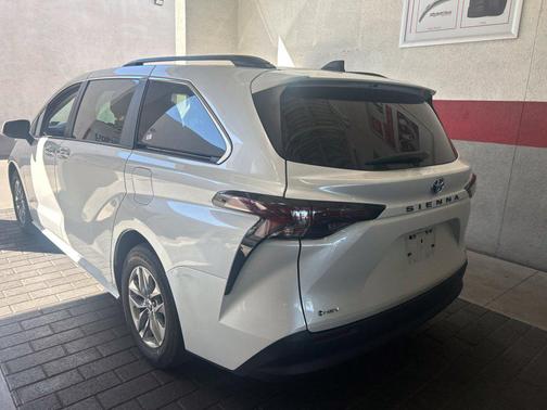 Wind Chill Pearl 2025 Toyota Sienna XLE