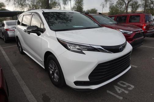 2023 Toyota Sienna LE