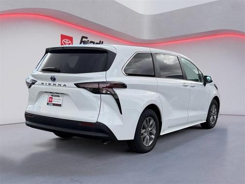 2025 Toyota Sienna LE