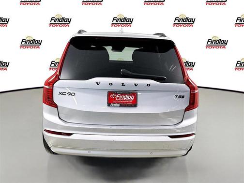 2022 Volvo XC90 T5 Momentum